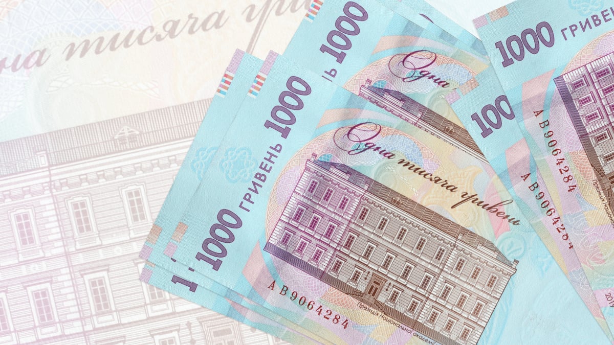 Чому в Україні впали зарплати