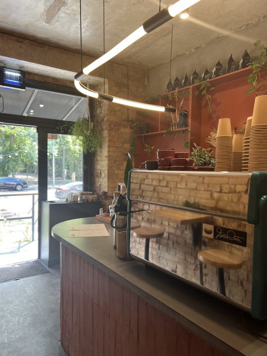 Чорнява, кав'ярня