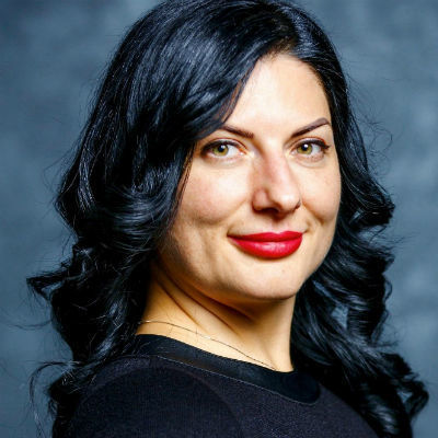 Олена Плахова