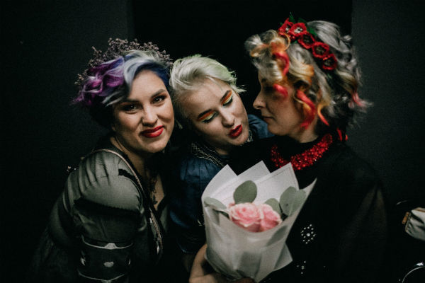 Адміністраторка салону Ліза, майстер Ріна та Нія