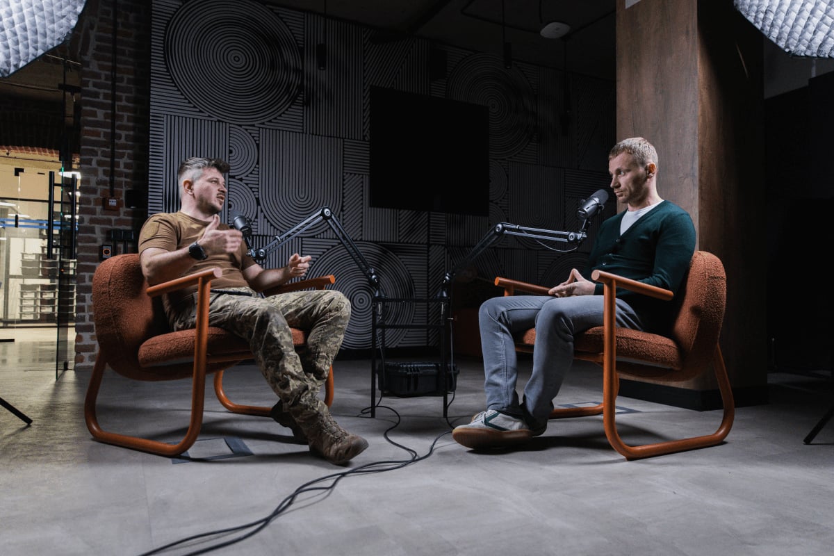 Зліва &mdash;&nbsp;ведучий Віталій Кирилів, справа &mdash;&nbsp;Роман Бондар. Фото: Radio SKOVORODA