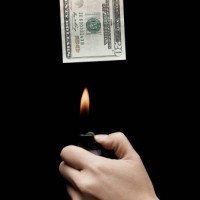 Евросоюз может уменьшить зарплаты руководителям бизнеса