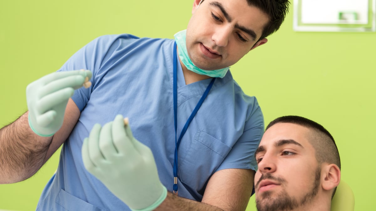 Фальшивий дантист: прибиральник «полікував» чоловіку зуби й взяв за роботу 1000 турецьких лір