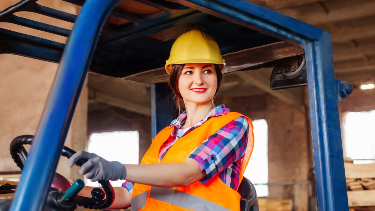 Жінки навчаються «чоловічим» професіям: як повномасштабна війна вплинула на гендерні стереотипи на ринку праці