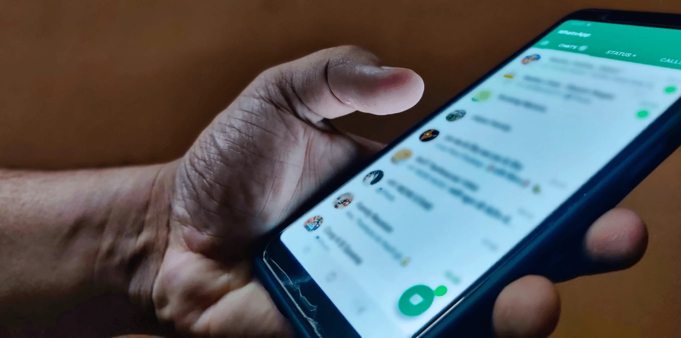 Працівника звільнили за жарти у WhatsApp