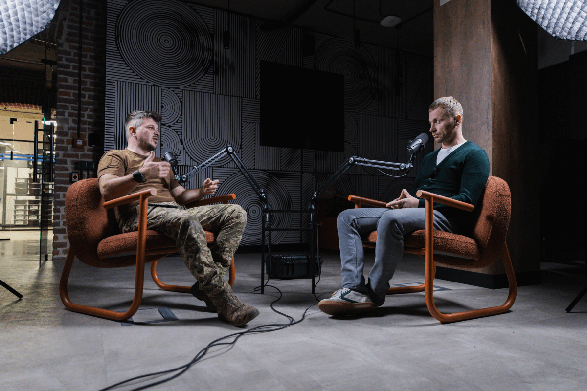 Зліва — ведучий Віталій Кирилів, справа — Роман Бондар. Фото: Radio SKOVORODA