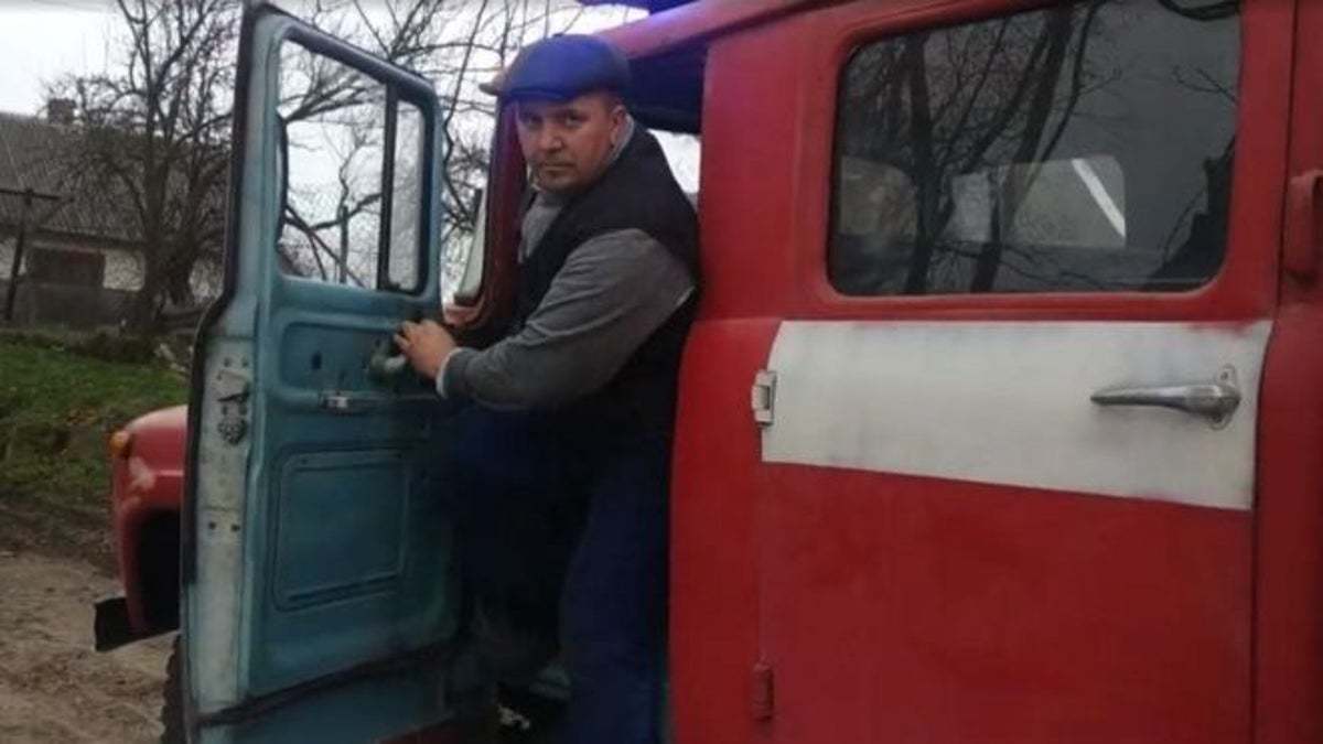 Супермен по-украински: купил пожарную машину и бесплатно ездит на вызовы