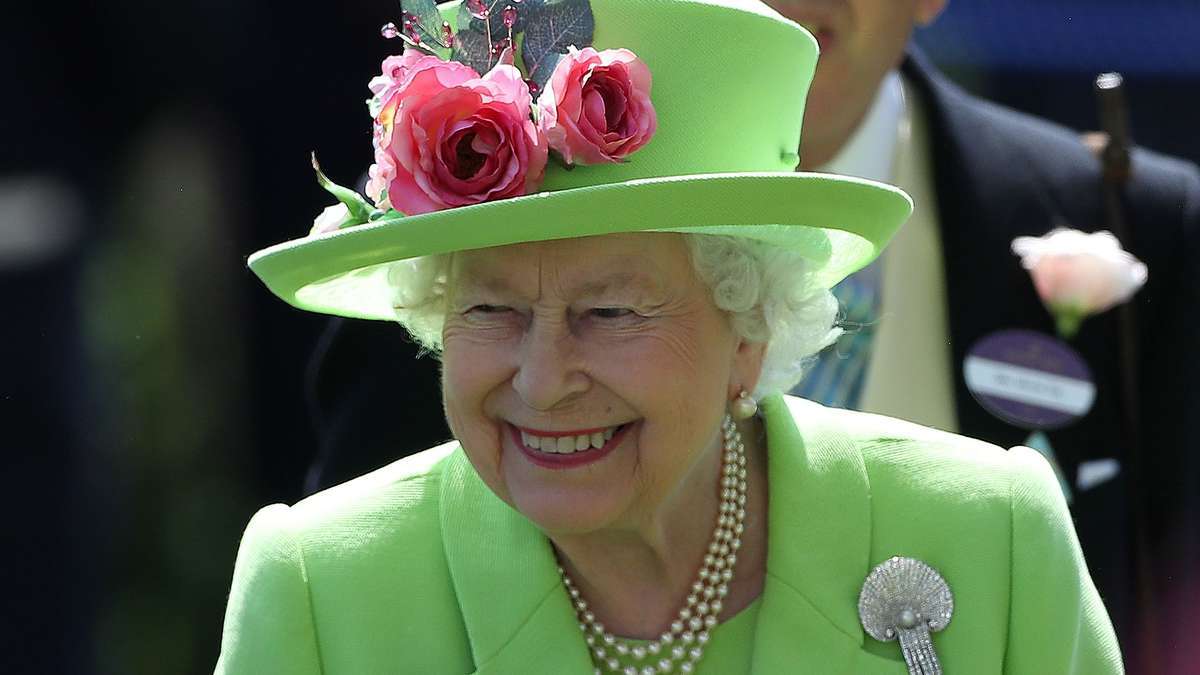 Королева Британии приглашает на работу специалиста по путешествиям