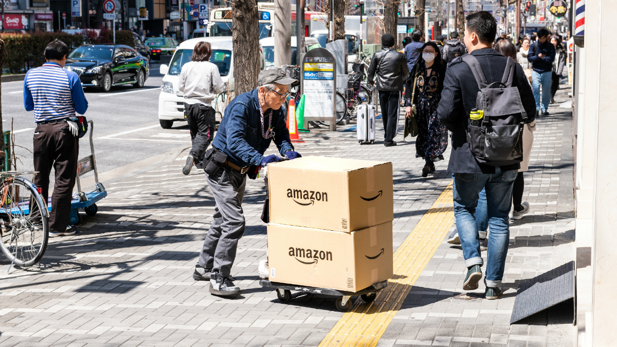 Amazon увеличивает штат на 100 тысяч работников и поднимает зарплату