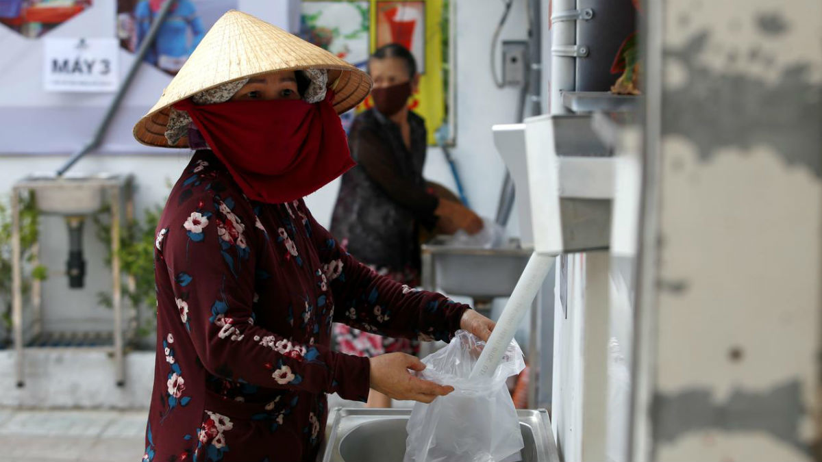 Вьетнамский предприниматель установил автоматы с бесплатным рисом, чтобы накормить потерявших работу