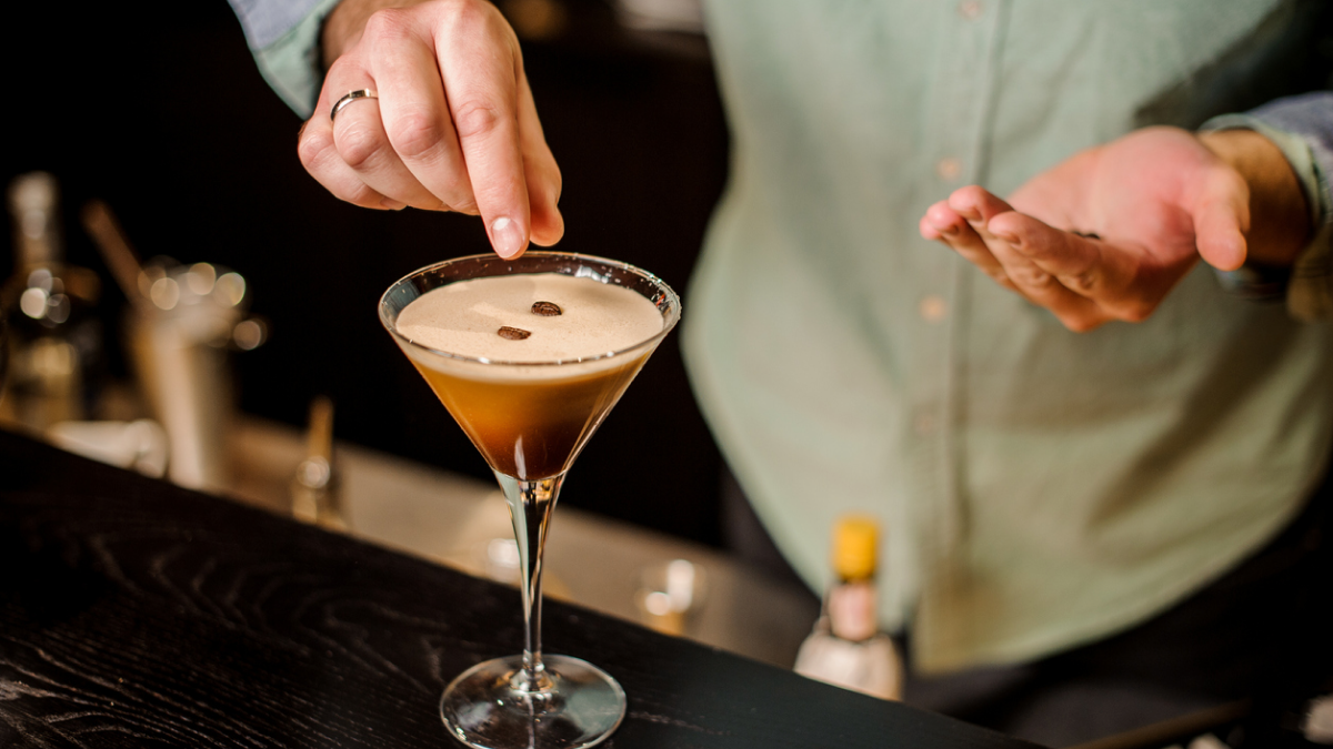 Должен найти лучший Espresso Martini в стране: в Британии появилась вакансия эксперта по коктейлям