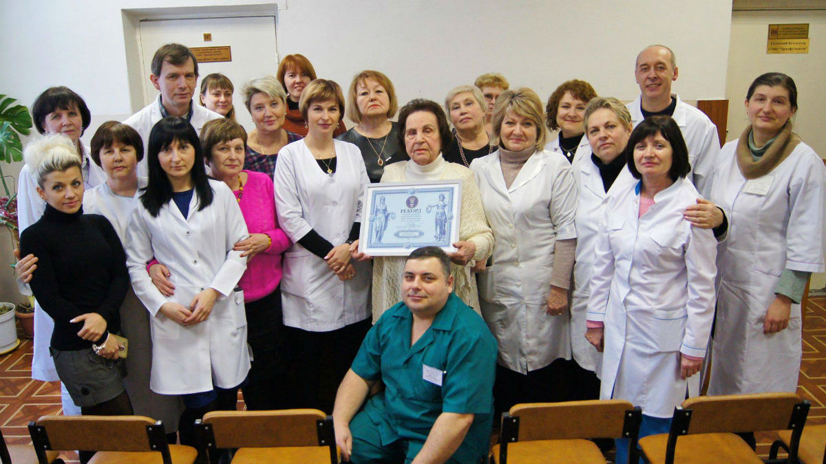 70 лет веры в медицину — в Украине зафиксировали рекордный трудовой стаж